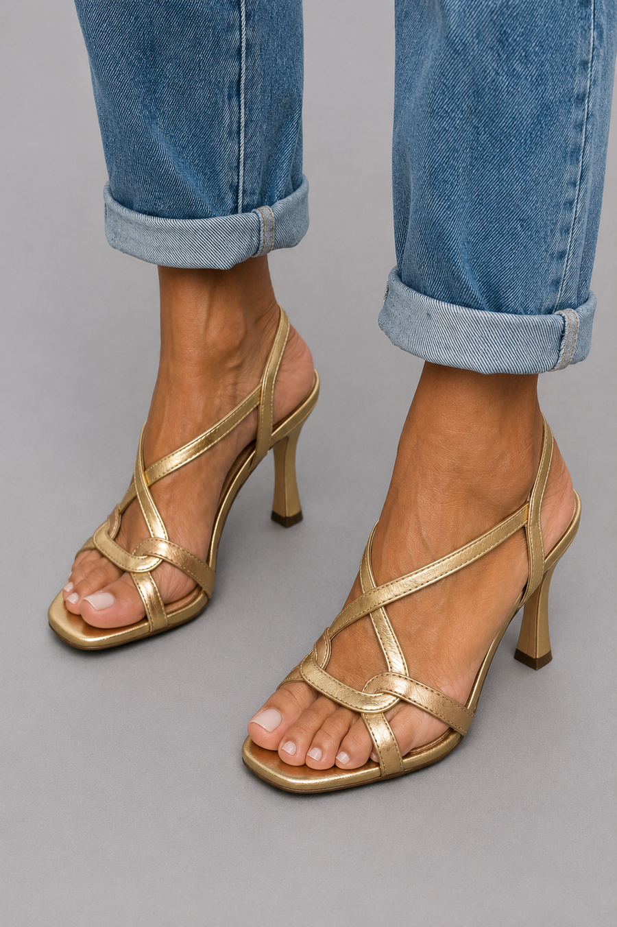 Estíbaliz Tacones Dorados Metálicos con Tiras Cruzadas para Verano